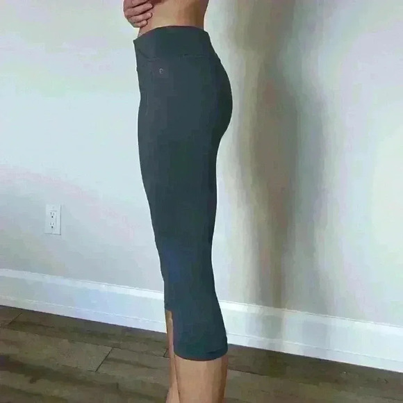 I.Fiv5, 3/4 leggings, with pocket,  grey, size Medium - Picture 2 of 8